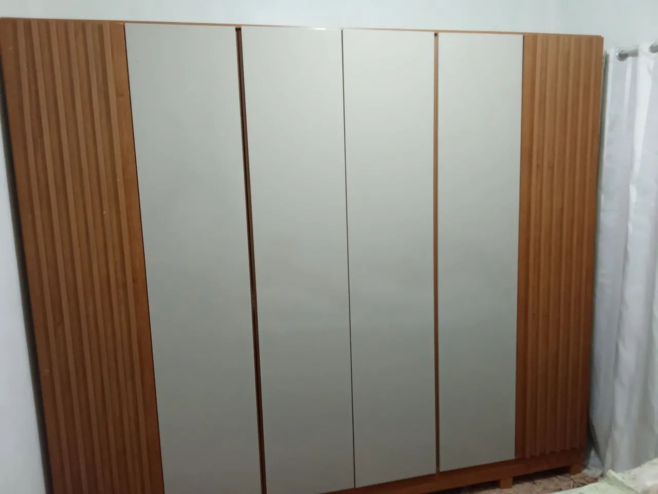 Guarda-roupas com 6 portas e 6 gavetas