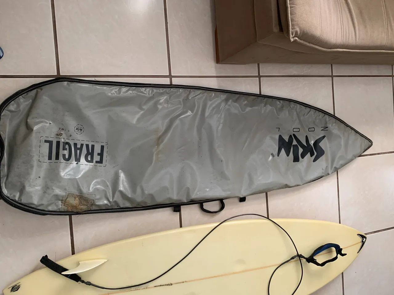 Vendo excelente prancha de surf triquilha completa mais capa - Foto 2