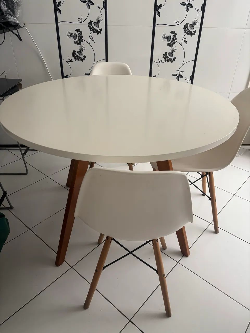 Vendo mesa 1,10m de diâmetro com 3 cadeiras