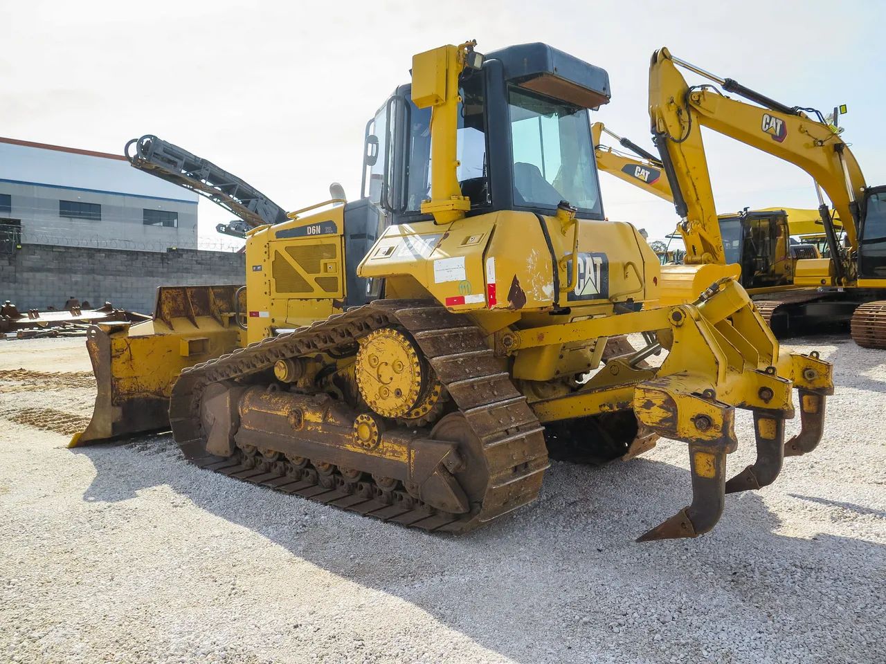 Trator de esteiras CATERPILLAR D6N 2013 com 12.500h de operação - Foto 2