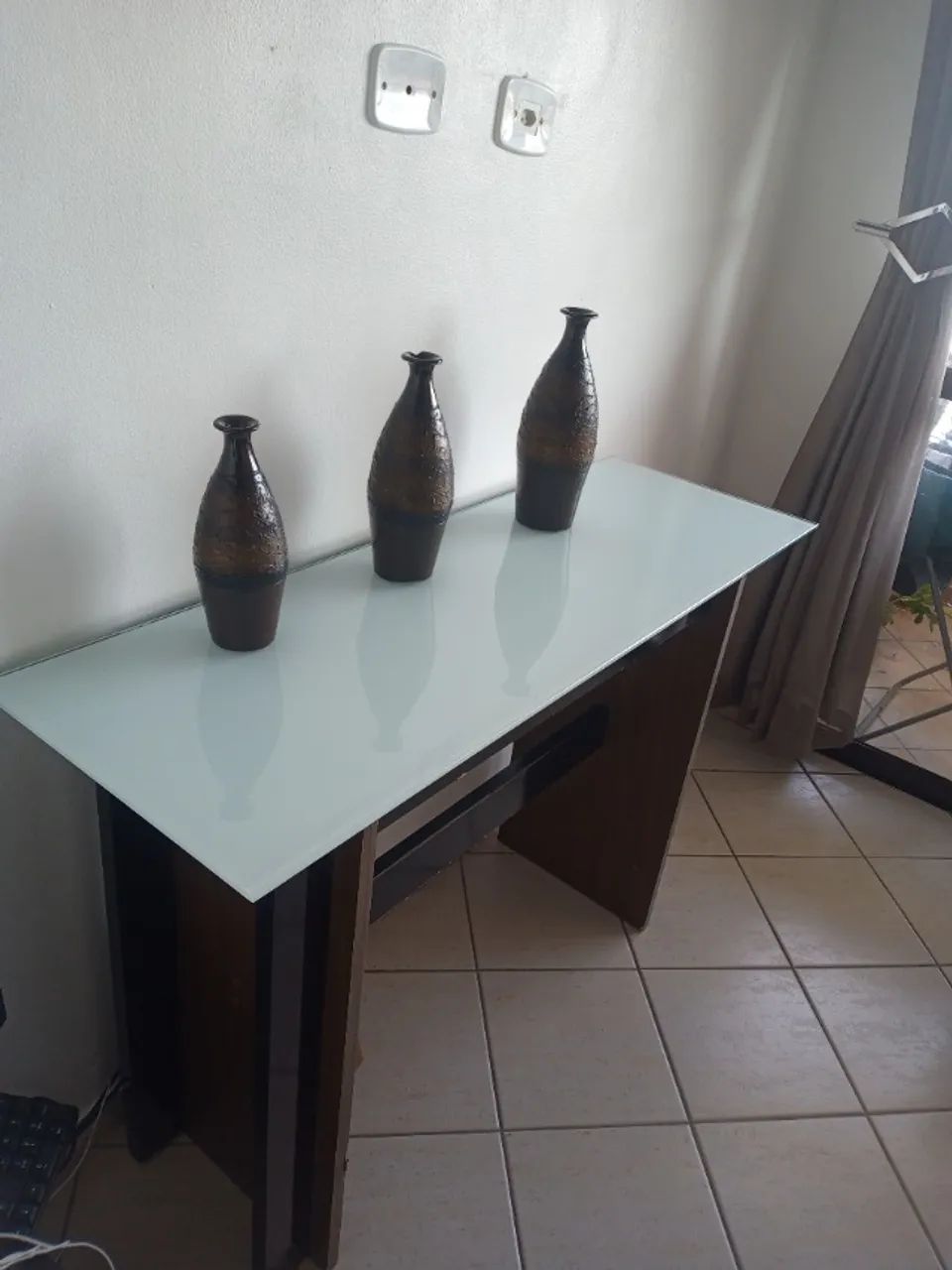 Mesa de jantar de vidro plotado em branco com aparador  - Foto 3