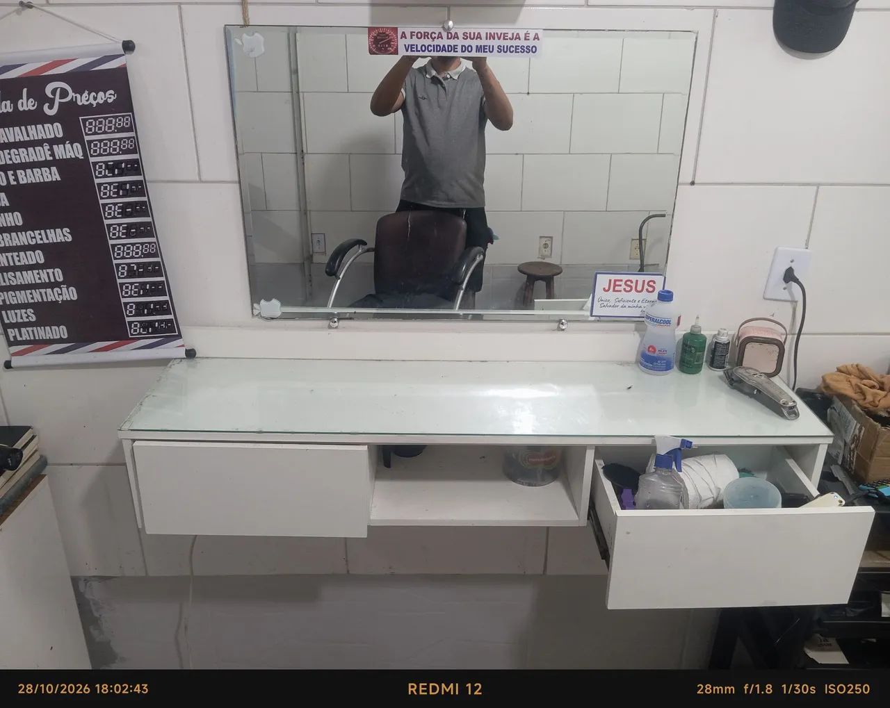 Vendo bancada de barbeiro e espelho kit completo.