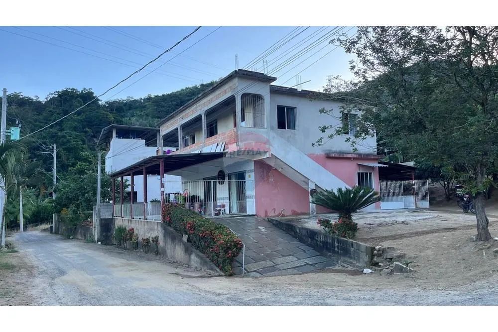 Casa de 2 Pavimentos com Vista Verde e Clima Agradável