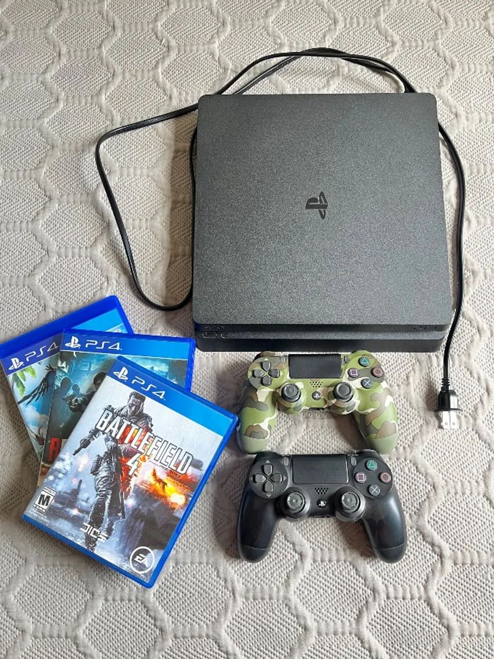 PlayStation 4 com 2 controles e 1TB