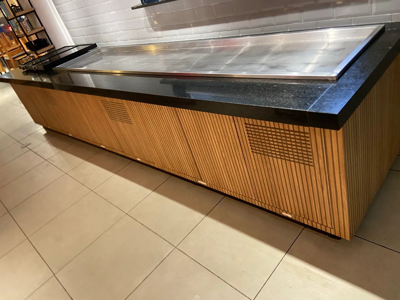 buffet refrigerado em mdf e granito preto São Gabriel escovado