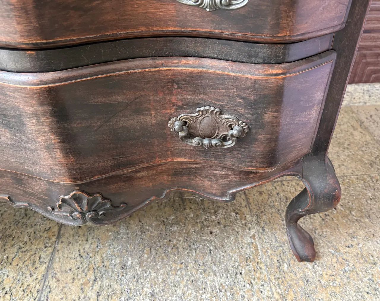 Cômoda Bombê Antiga Estilo Luís XV - 84cm com Tampo de Vidro  - Foto 5