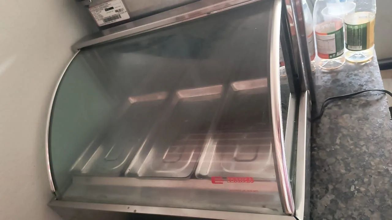 Estufa de salgados  bem conservada 250 reais 