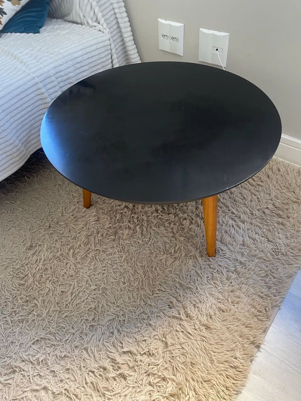 Mesa de centro preta com estrutura de madeira - Foto 4