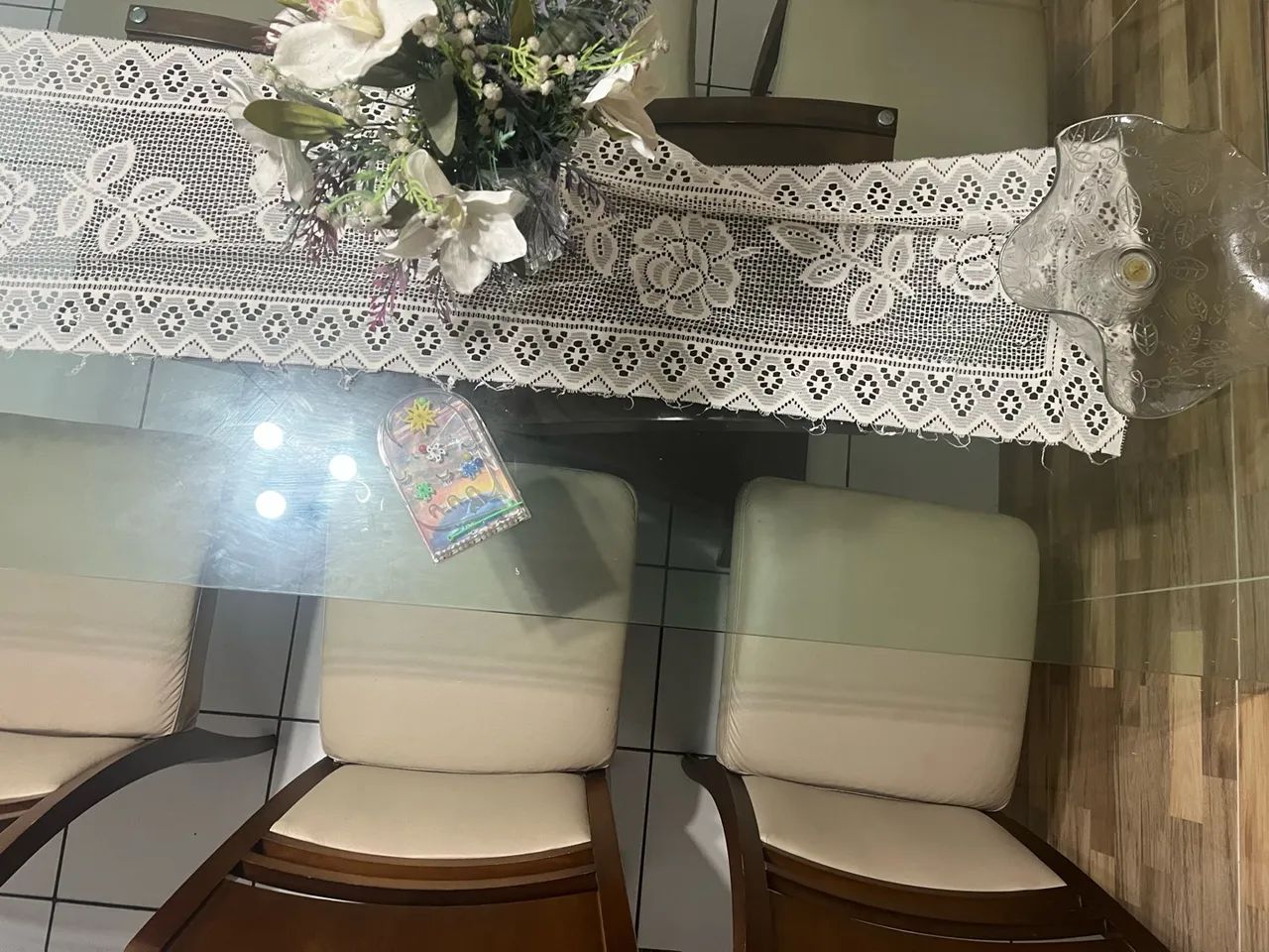 Mesa de 6 cadeiras em perfeito estado ,madeira  - Foto 2