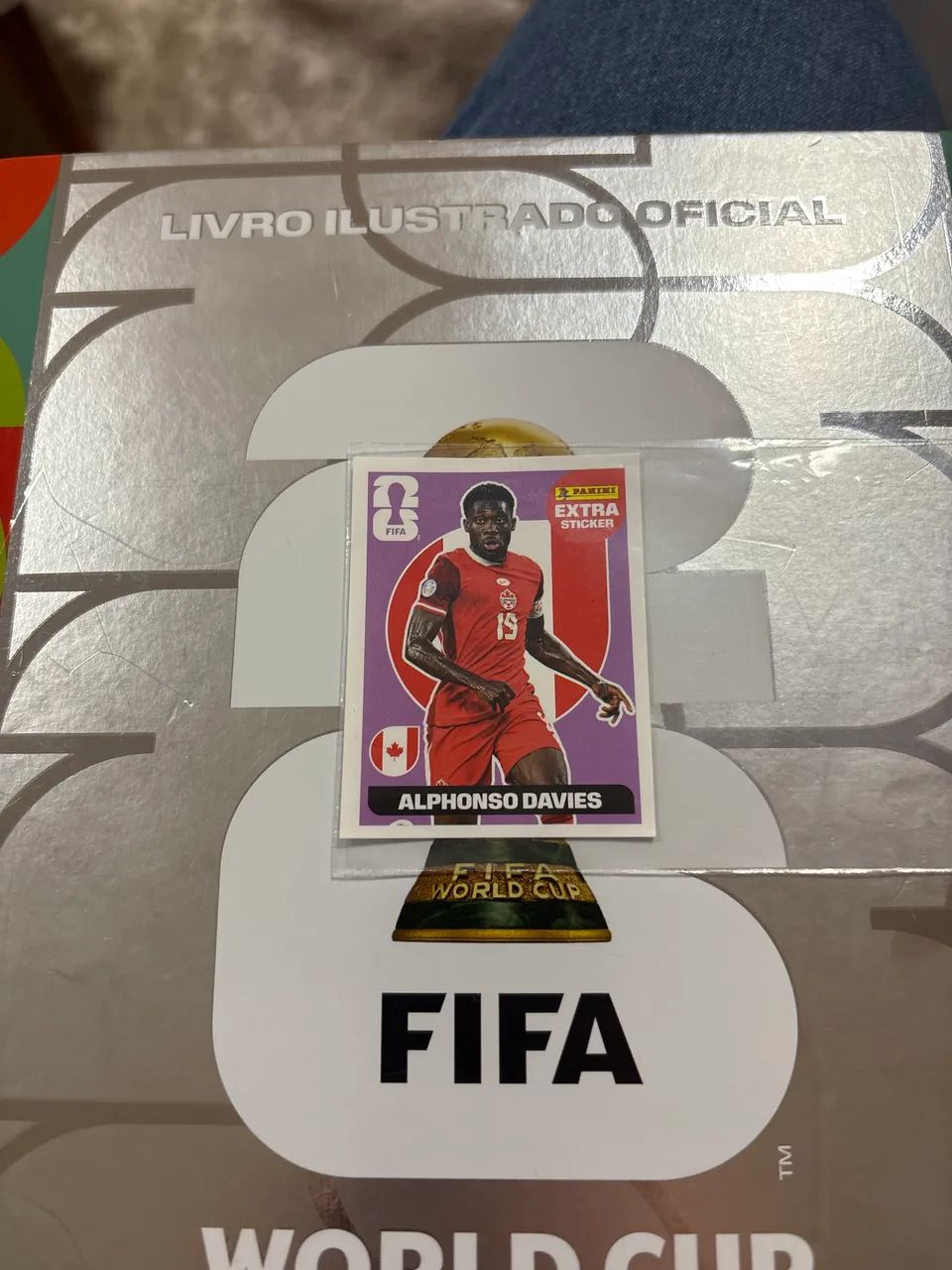 Figurinha alphonso davies bordô