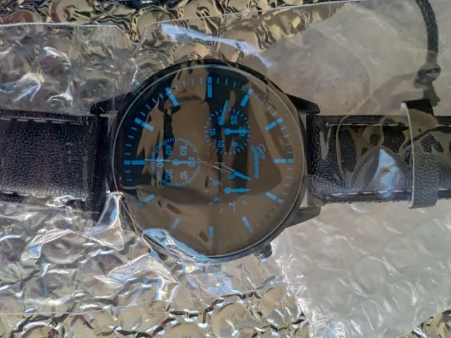 Relogio preto com ponterio azul  pulseira de couro e pingente ultimo do estoque - Foto 4