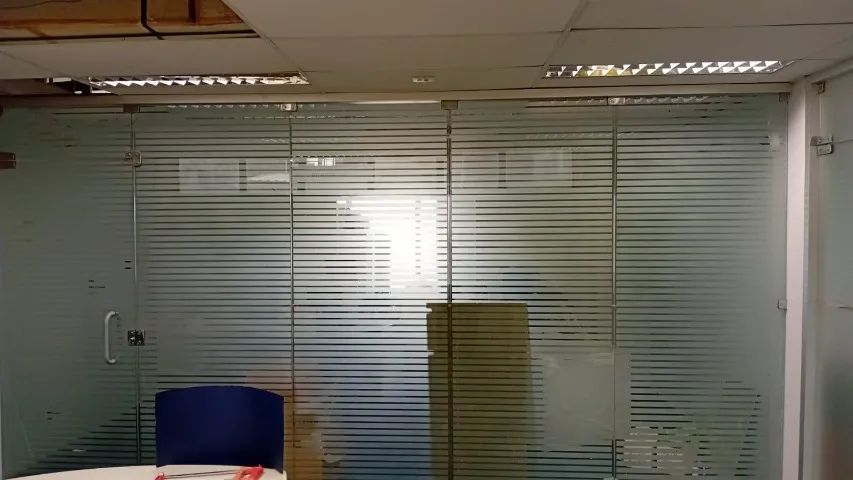 parede de vidro temperado de 10mm com fixas  - Foto 4