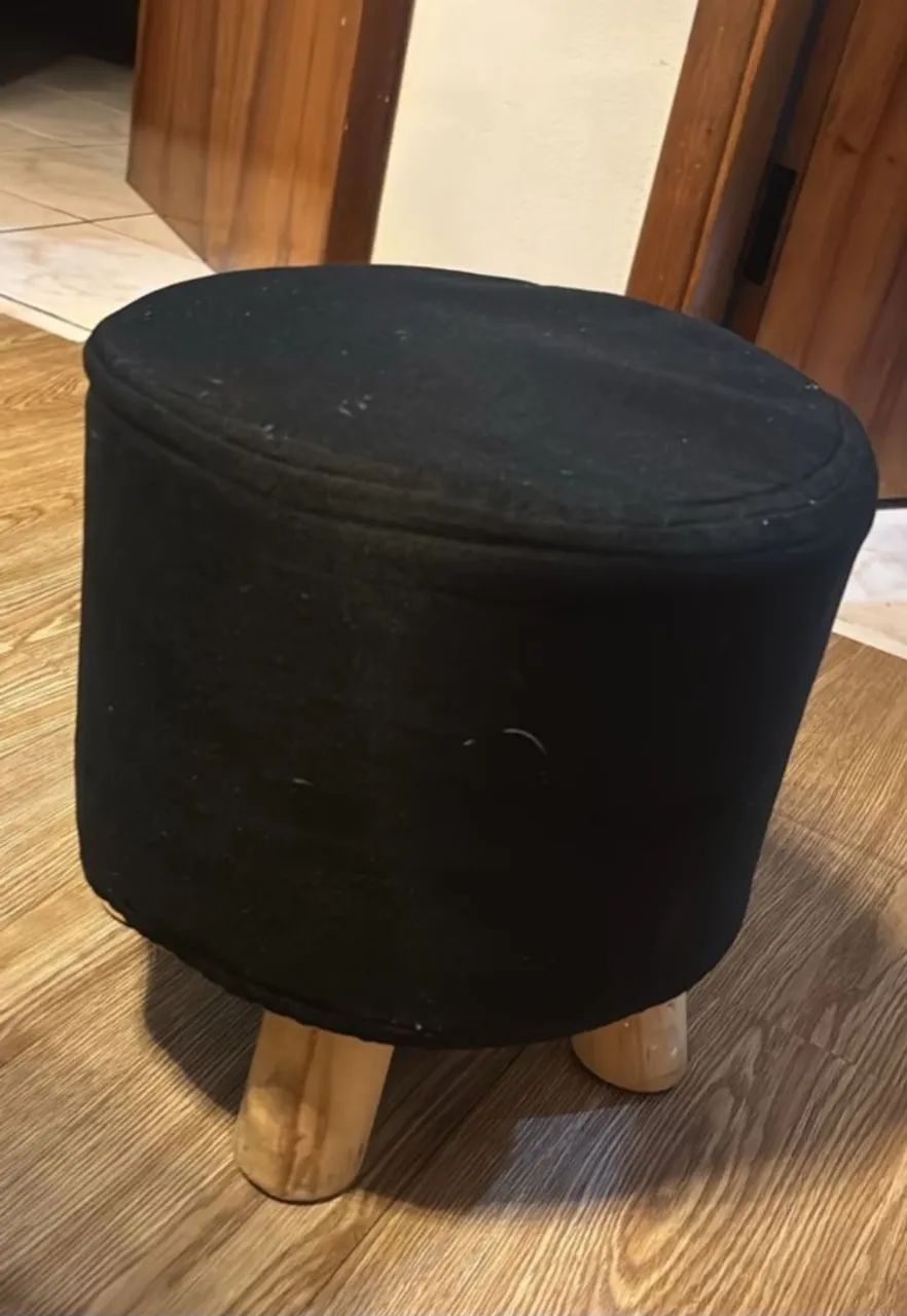 Puff redondo com pés de madeira. 