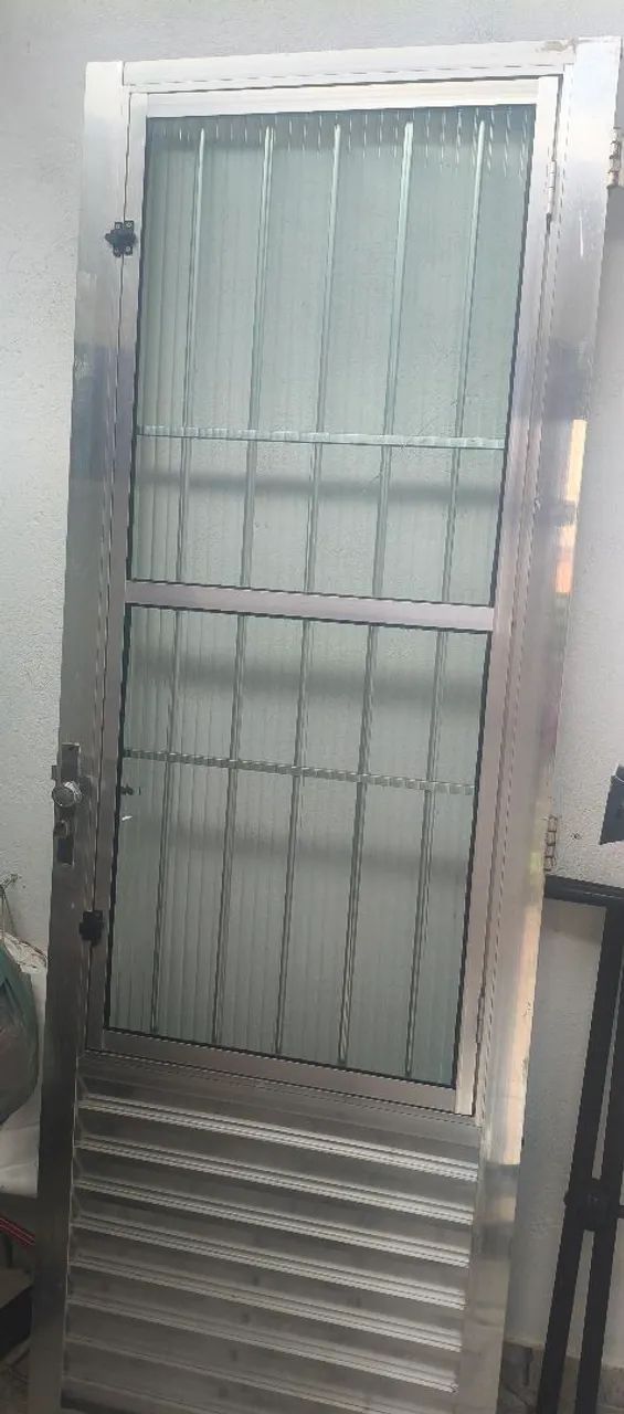 Porta de alumínio 80 com com grade e vidro 