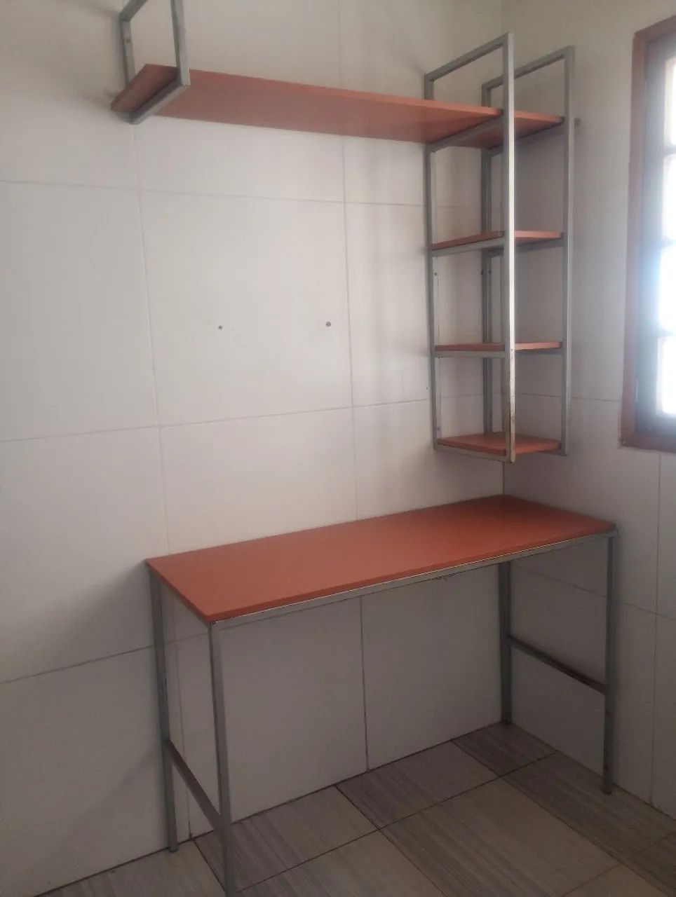 Mesa de estudo com prateleiras  - Foto 2