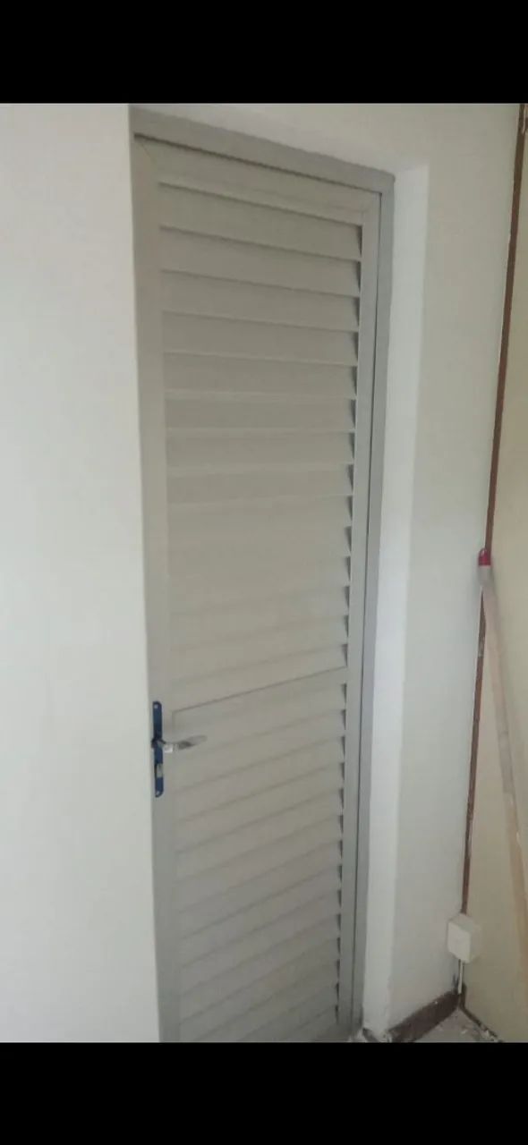 PORTA EM ALUMÍNIO NOVA TODA EM VENEZIANA MEDINDO 2.04 X0.59 R$500,00 ABAIXO DO CUSTO