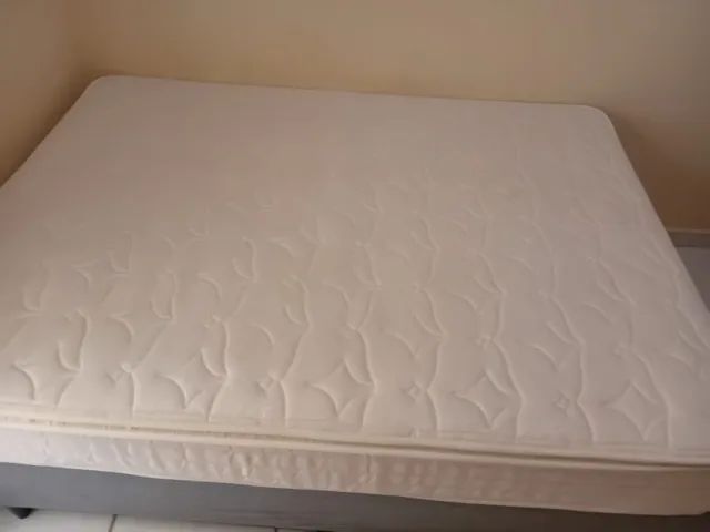 Cama box com colchão de molas ensacadas.