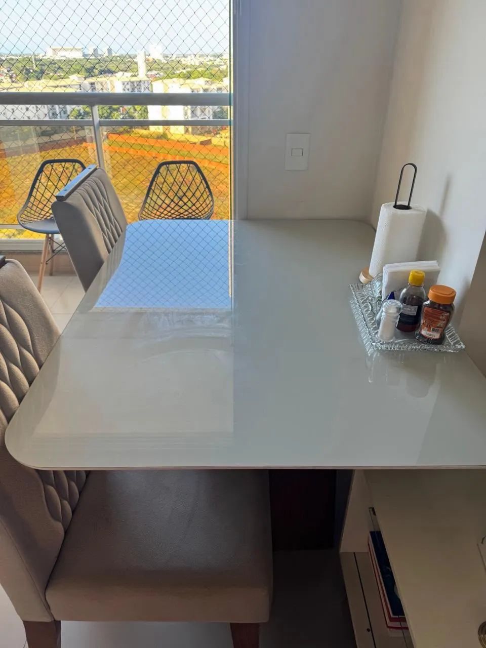 Mesa com tampa de vidro e 4 cadeiras  - Foto 3