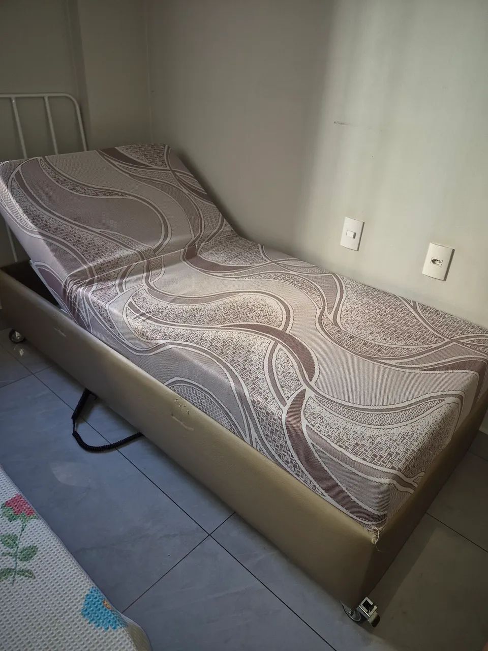 Cama hospitalar elétrica com controle - Foto 3