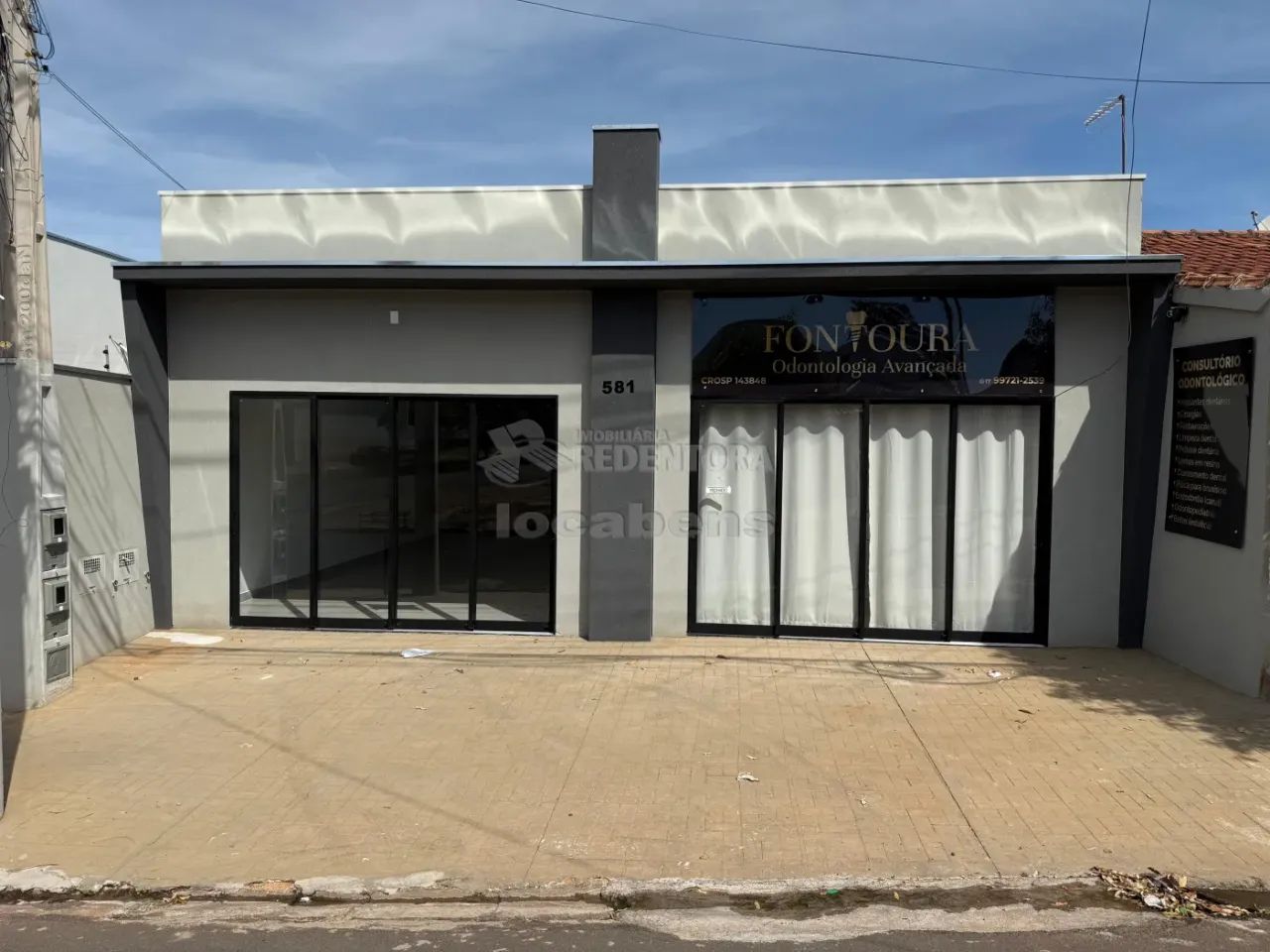 Salão com banheiro com acessibilidade e garagem para 2 veículos