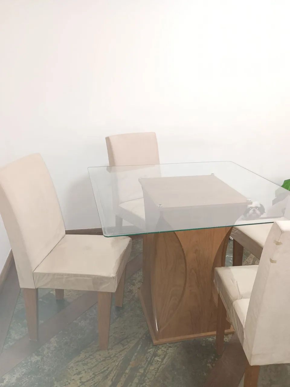 Mesa de jantar com tampo de vidro e 4 cadeiras estofadas - Foto 3