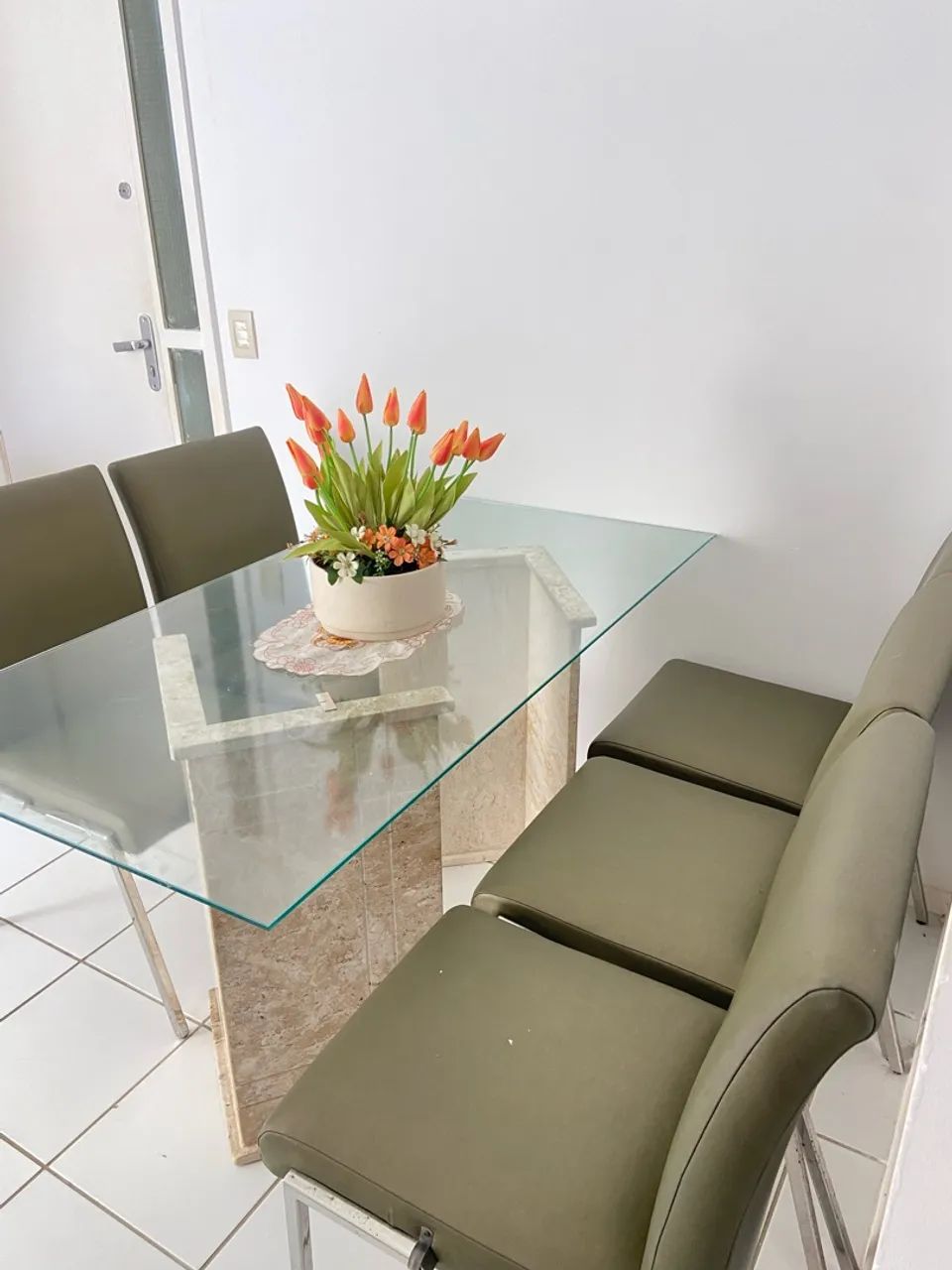 Mesa de jantar e 5 cadeiras 