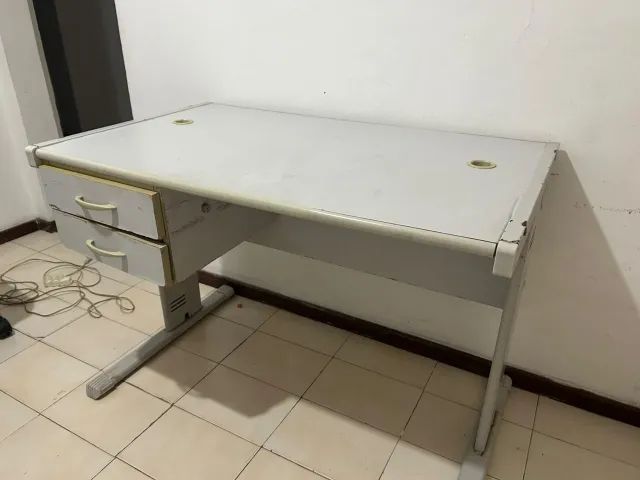 mesa de estudo com gaveta