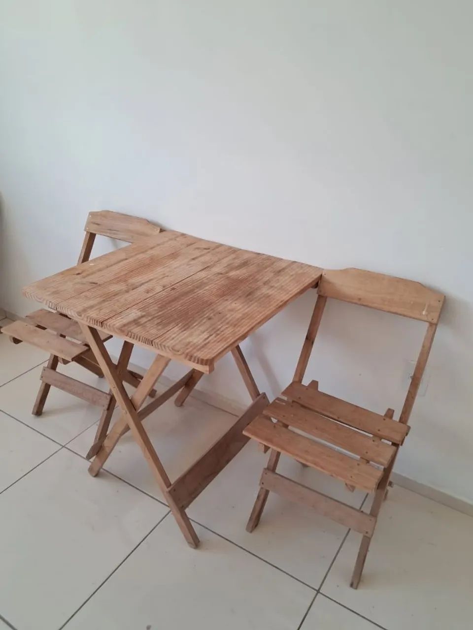 Mesa de madeira com 4 cadeiras 