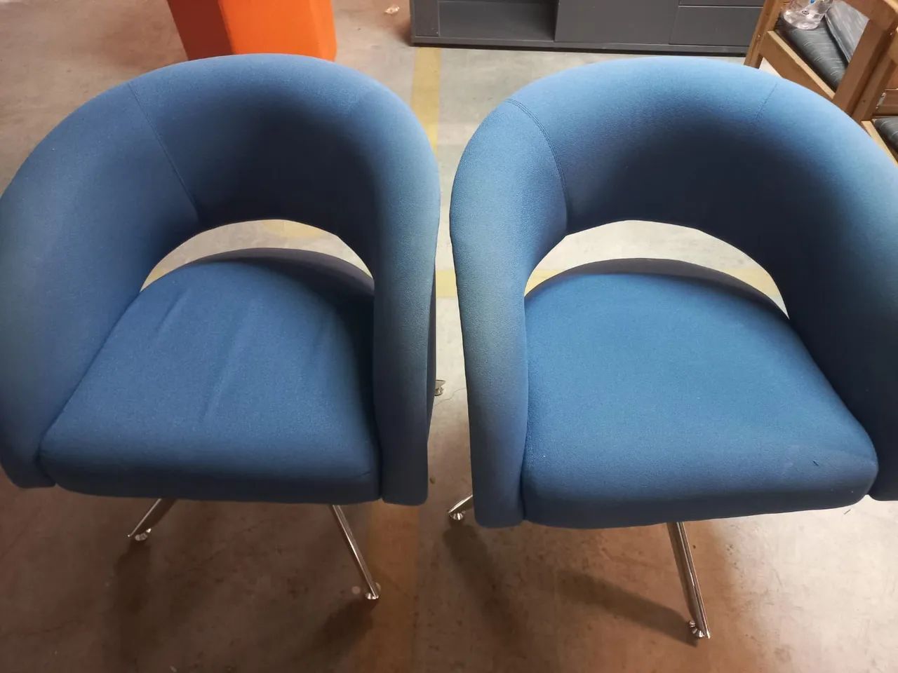Conjunto com 2 Poltronas Giratória  Cavaletti+ Puff Hexagonal - USADO - Foto 4