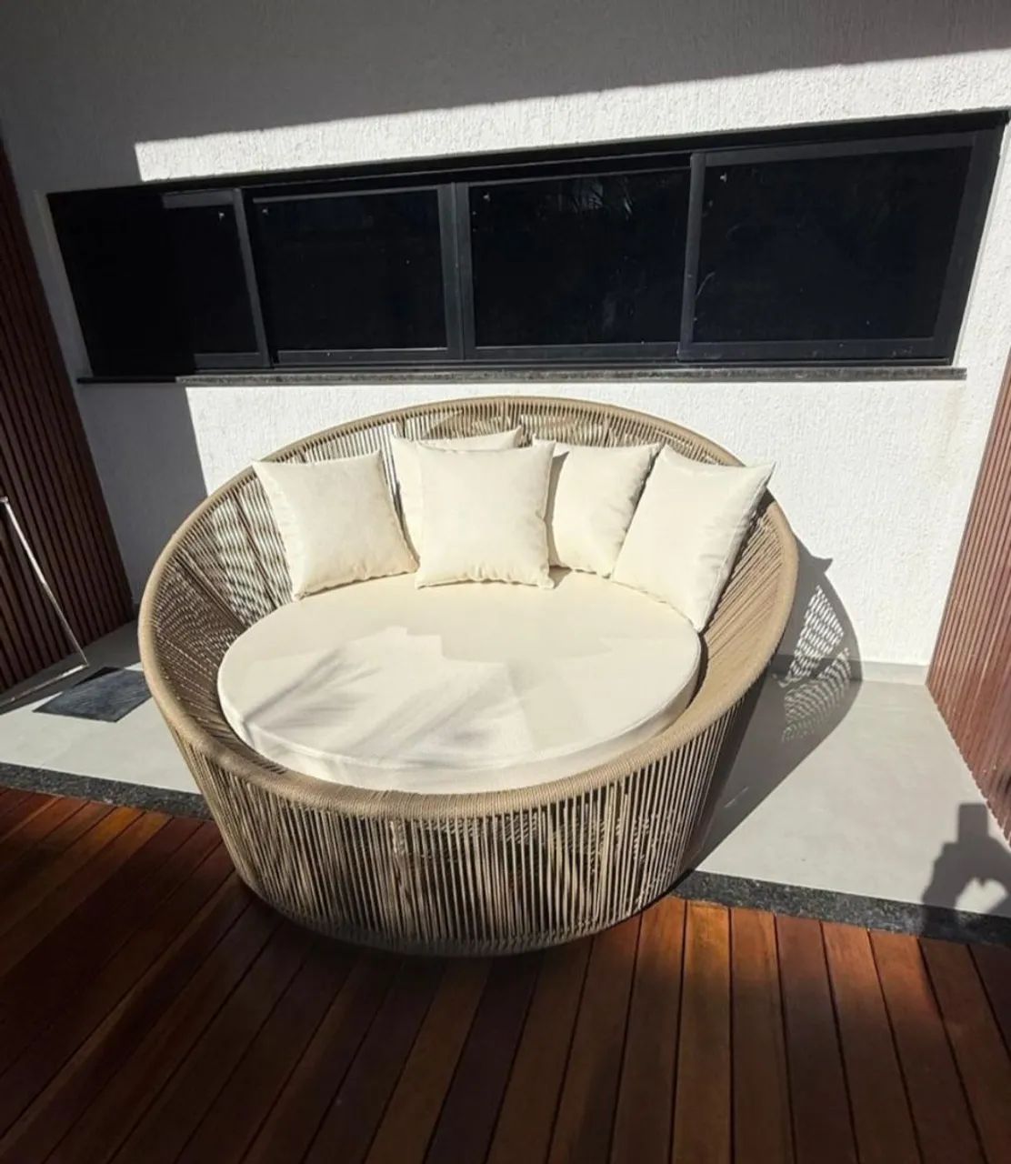 Sofá chaise em alumínio com fibra sintética e cordão naval 