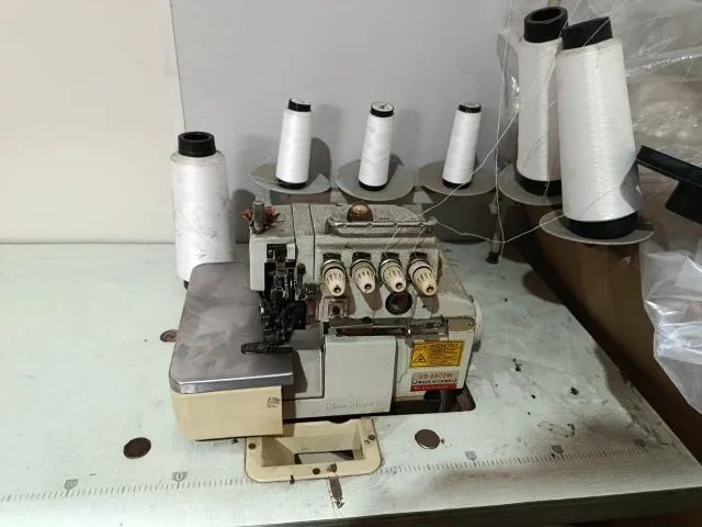 Máquina Overloque Industrial com Mesa e Pedal