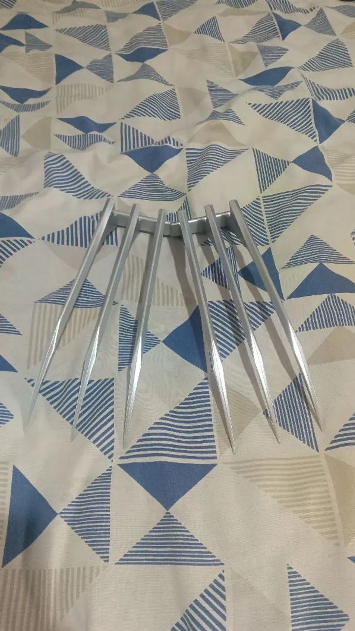 Par de garras do Wolverine de plástico 