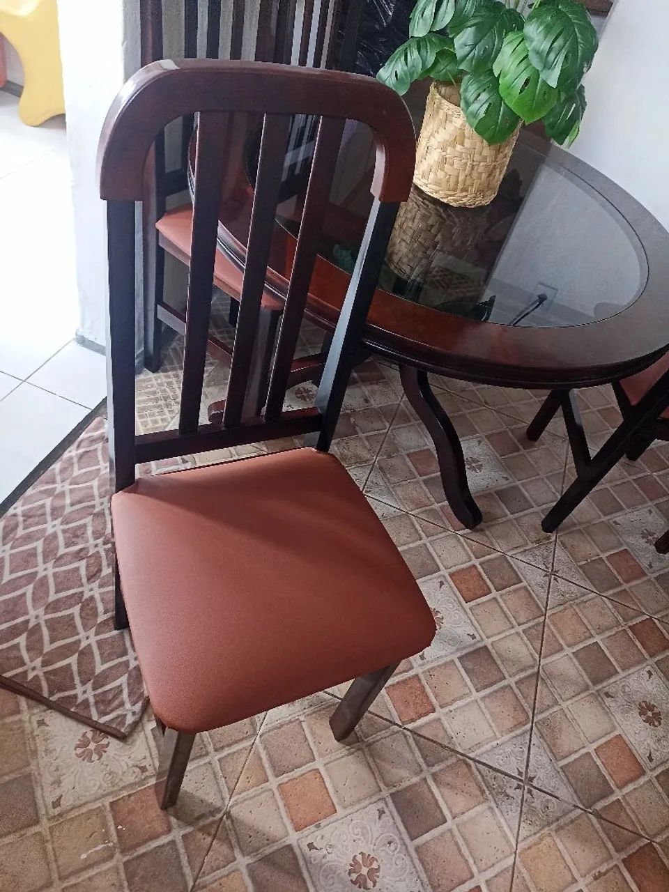 Mesa de  madeira com 4 cadeiras 880 acento das cadeiras no material couro colvin  - Foto 4