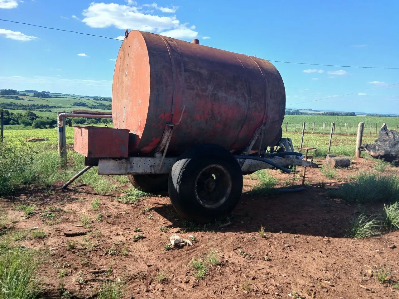 Tanque para água com bomba 2 polegadas e chassis reforçado.