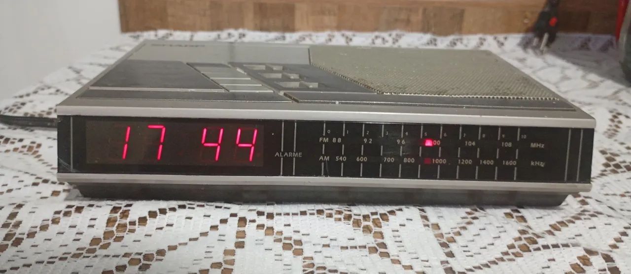 Radio despertador antigo.