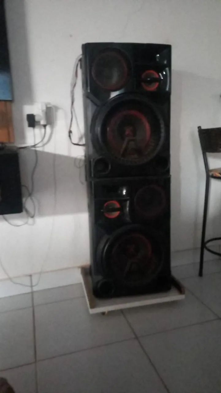 Apenas as caixas de som 