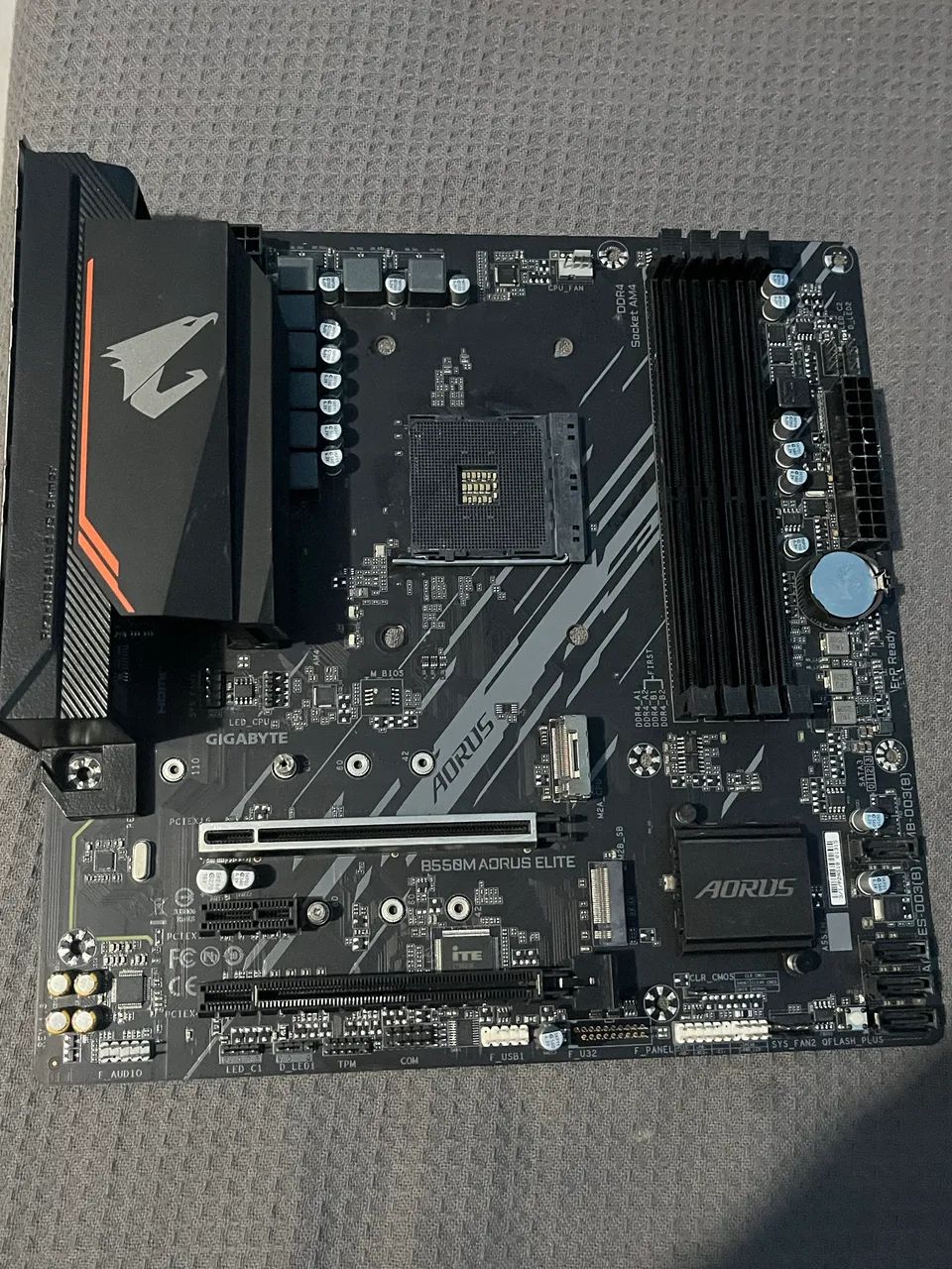 Placa mãe Aorus elite B550M