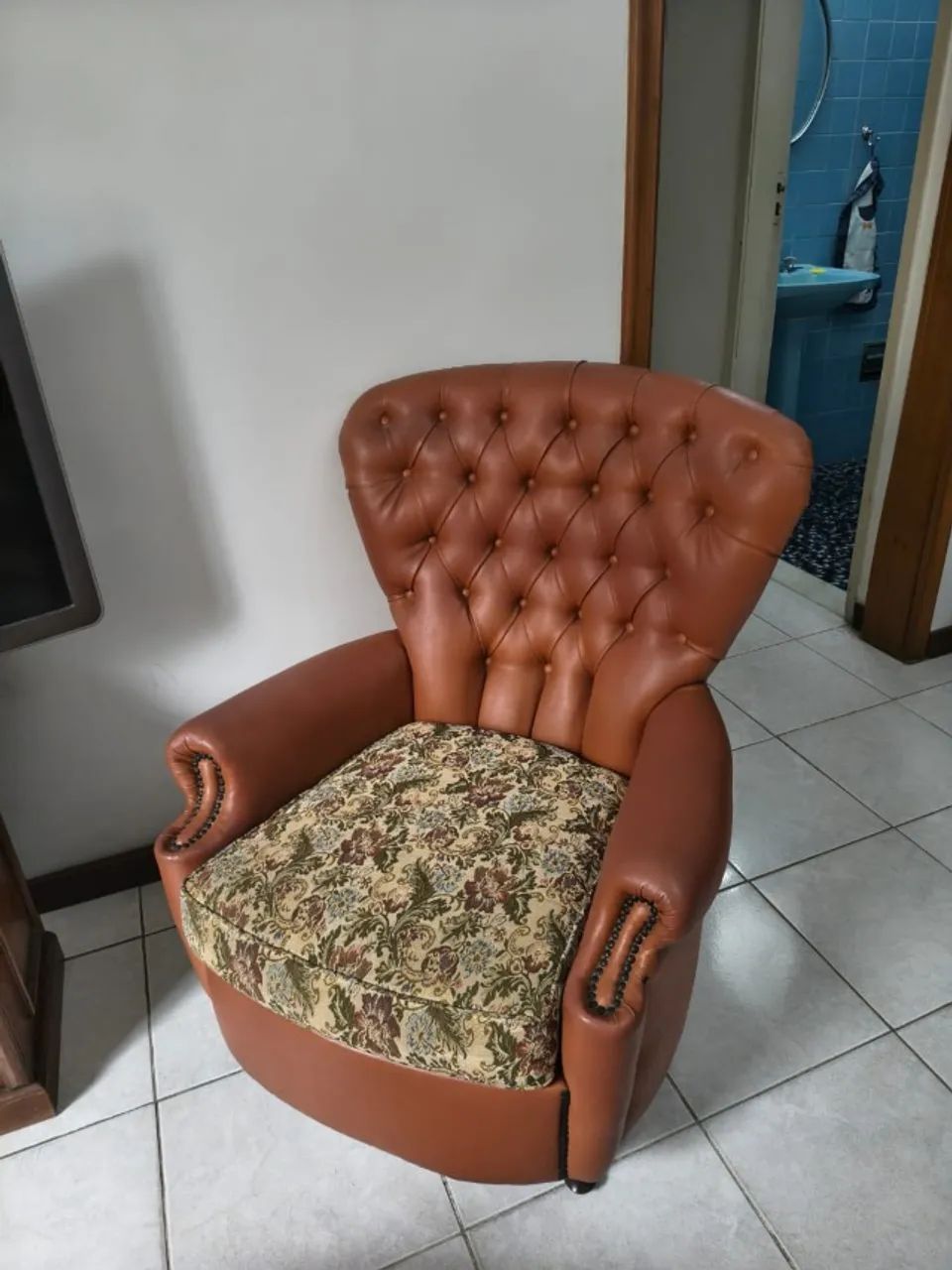 SOFA + POLTRONAS LUIZ XV CAPITONET EM BOM ESTADO - Foto 3