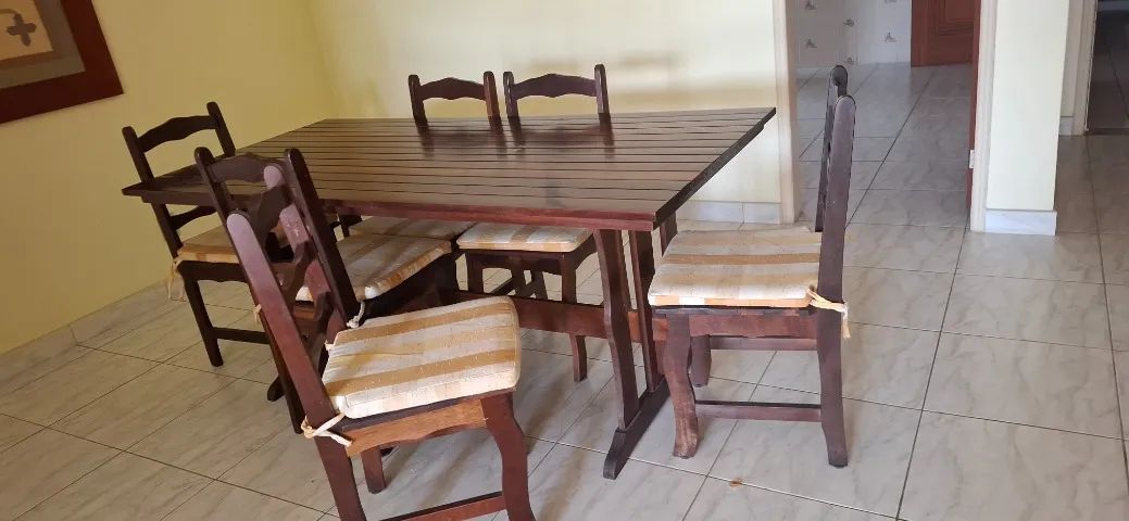Mesa de madeira 1.80  com 6 cadeiras  - Foto 3