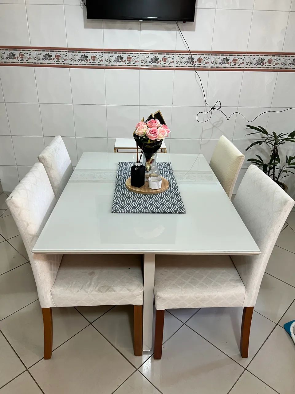 Mesa de jantar com 4 cadeiras 
