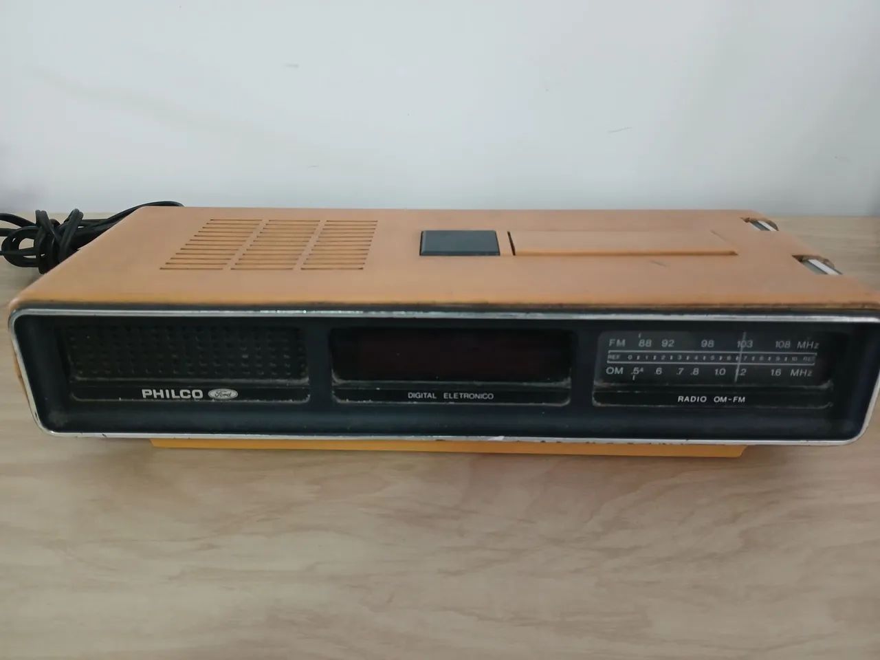 Rádio relógio Ford com defeito