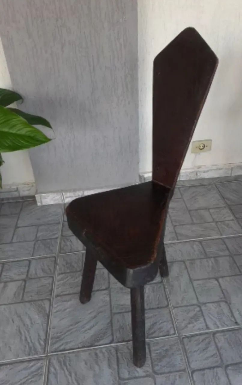Cadeira antiga rústica em madeira nobre vinhática