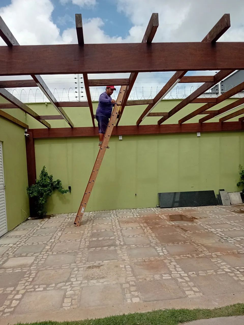 Pintamos seu pergolado.      
