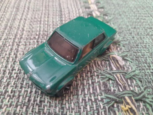 Carrinho Hot Wheels BMW 2002 na cor verde - Foto 2