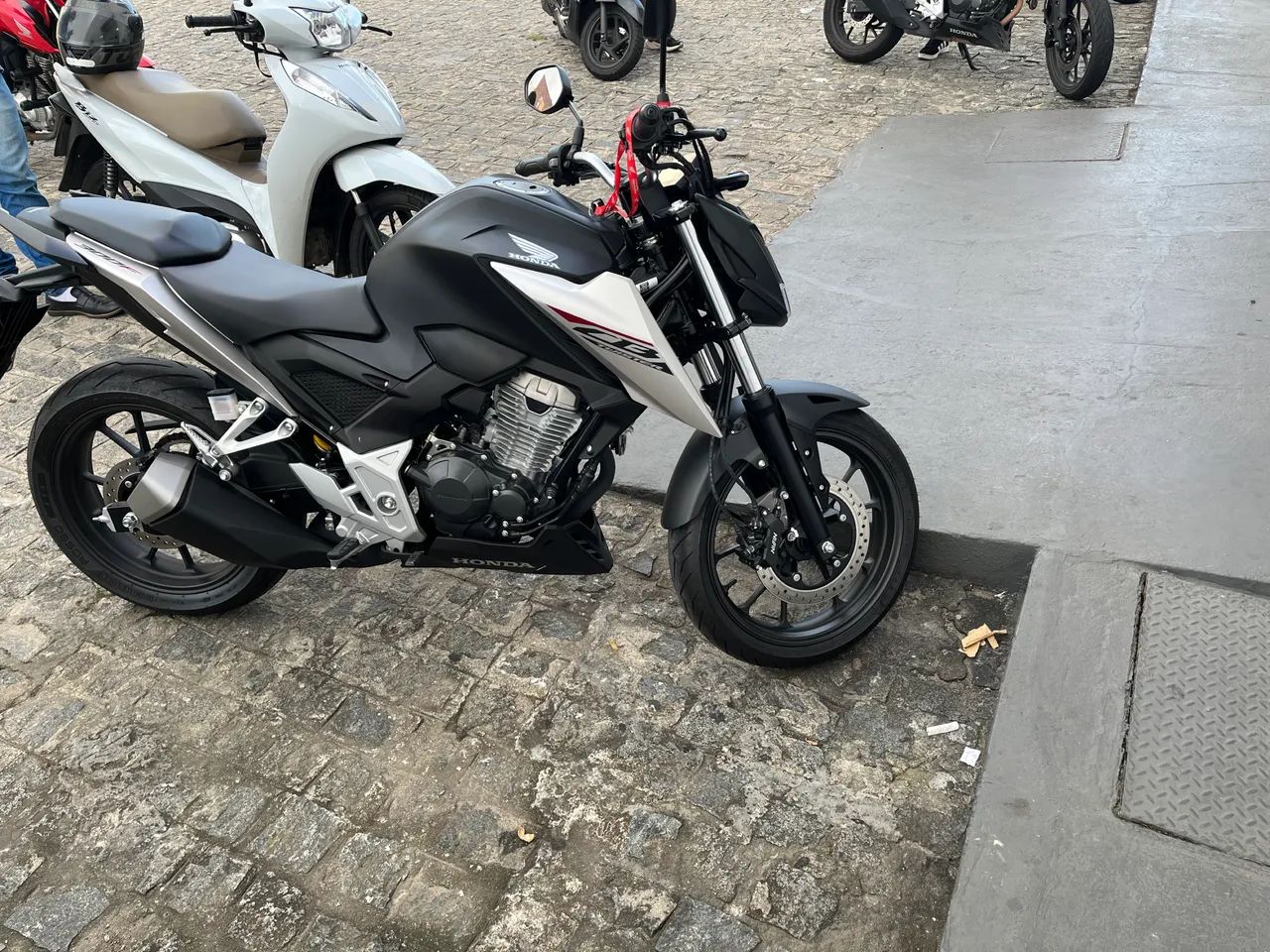 Vende se Cb twister 300