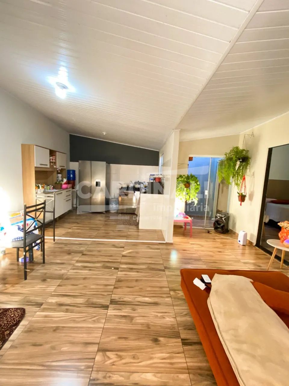 Casa com piscina e barracão, com ótima localização