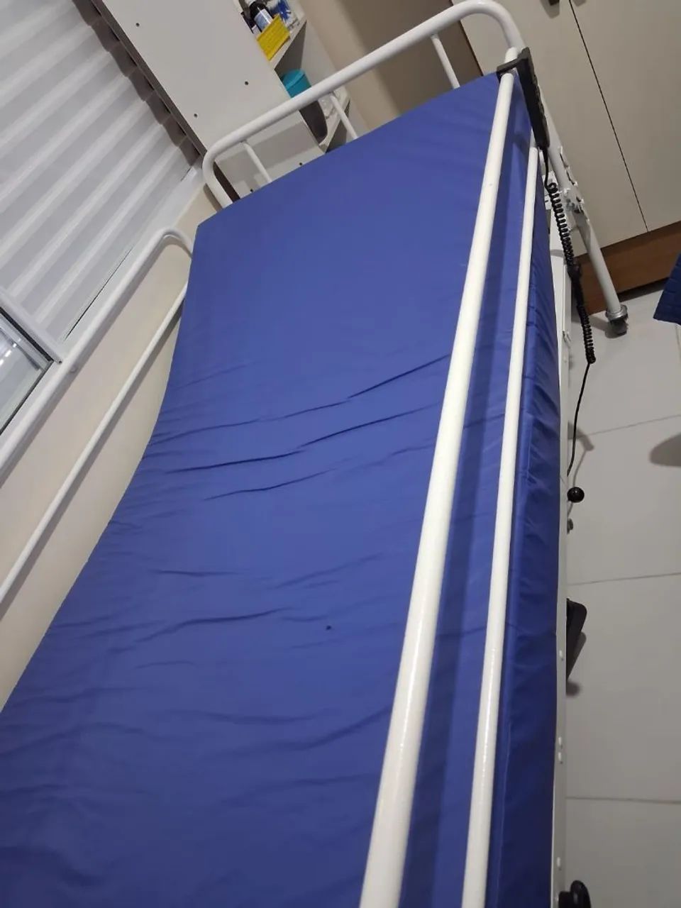 Cama hospitalar motorizada com colchão nova - Foto 3