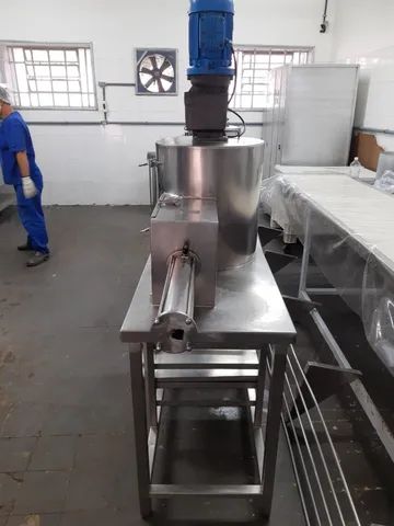 Raladores industriais para queijo, presunto e outros frios.