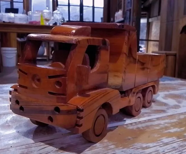 Veículos de Brinquedo feito em madeira - Carreta prancha R$ 70,00