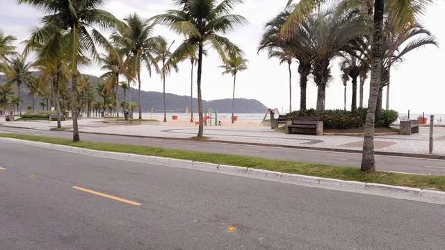 Alugo frente a praia no canto do forte.